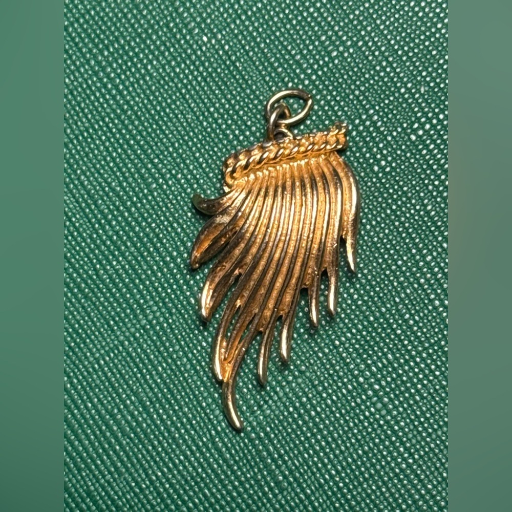 Gold Tone‎ Wing Pendant